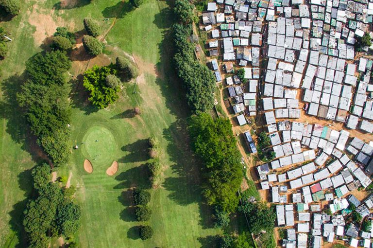 Fotógrafo capta desde la altura la desigualdad social en Sudáfrica