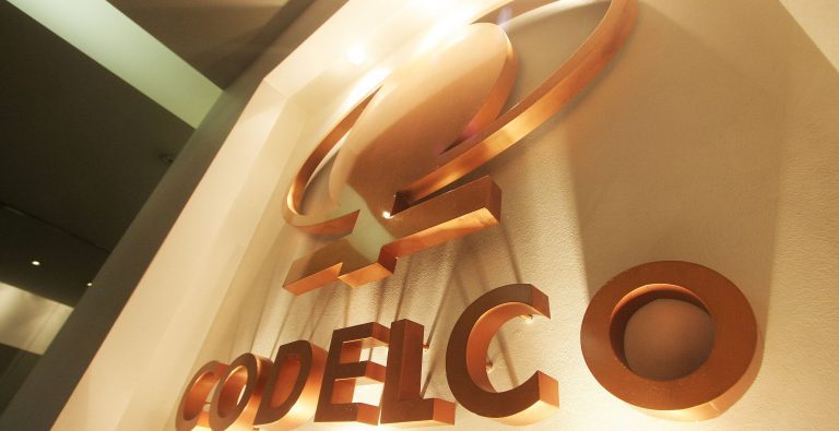 Algo no cuadra en Codelco: crisis no afecta a megasueldos de altos ejecutivos