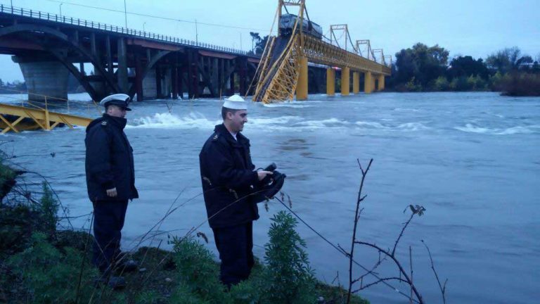 Armada toma muestras del río Toltén para determinar si existe contaminación química