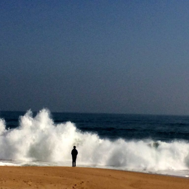 Armada alerta marejadas con olas de 4 metros durante este fin de semana largo