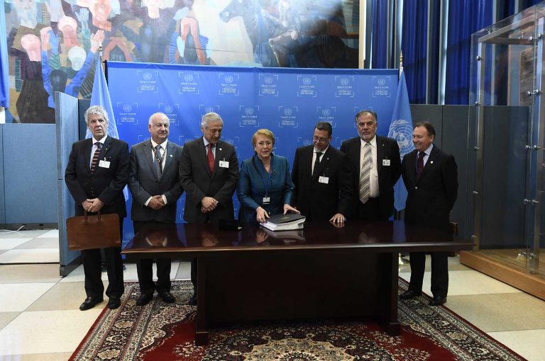 ONU: Bachelet firma Acuerdo de París para la prevención del cambio climático