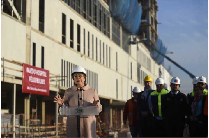 Bachelet visita construcción de Hospital Félix Bulnes: 40% de avance