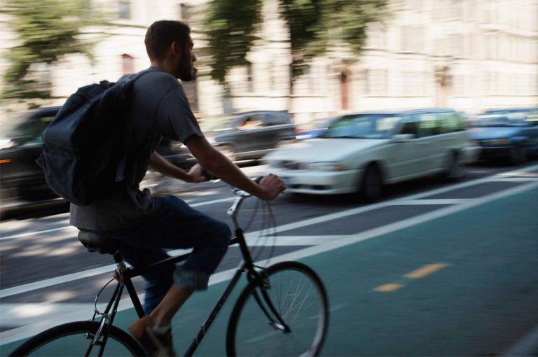 Providencia no multará a ciclistas que transiten por la vereda