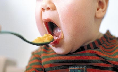 nino-comiendo-legumbres