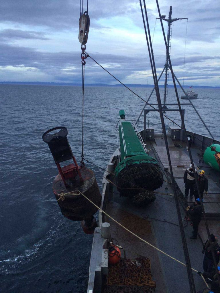 Armada repara 10 gigantescas boyas de señalización marítima en ruta de Magallanes