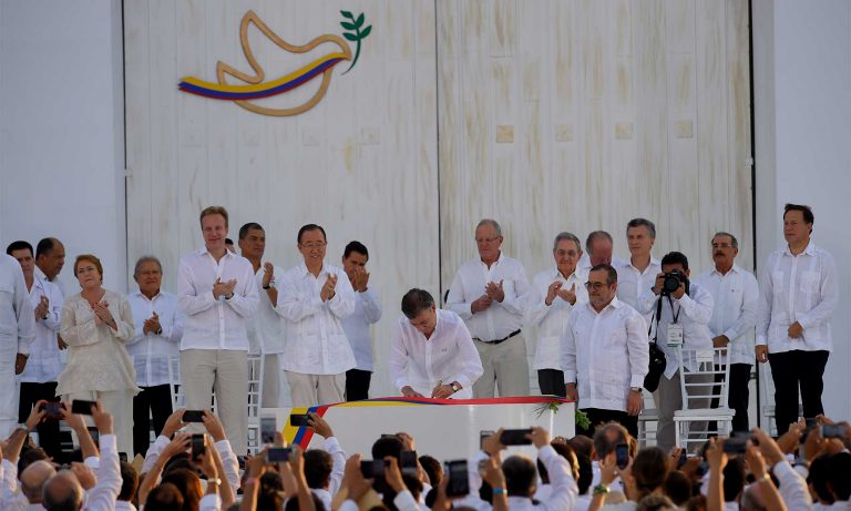 Colombia firma nuevo acuerdo de paz con ilusión de acabar conflicto armado