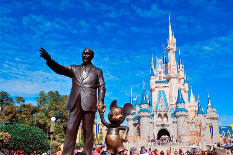 Disney World cierra sus parques debido al huracán Matthew
