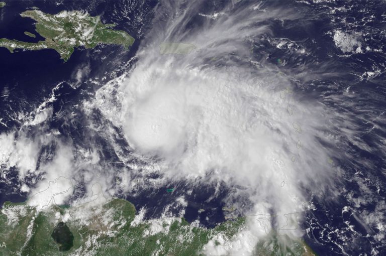 Cancelan 13 vuelos de Cancún a EU por paso del huracán Matthew