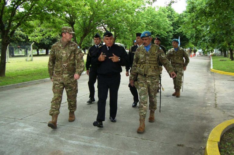 Jefe del Comando Conjunto de las Fuerzas Armadas de Perú en instalaciones del CAECOPAZ de Argentina