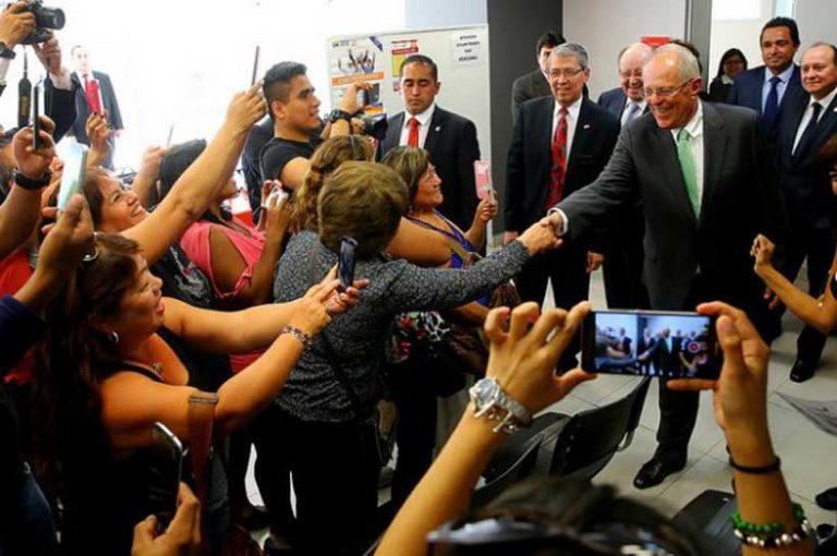 PPK se reúne con comunidad peruana en consulado