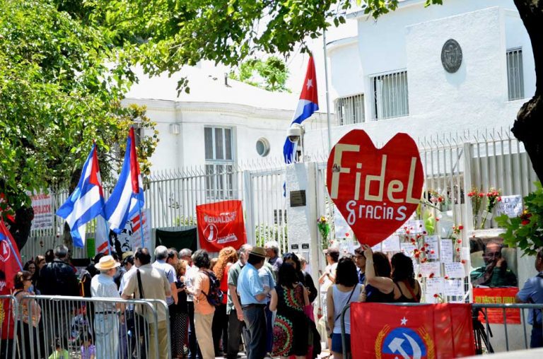 Claveles rojos homenajean a Fidel en embajada de Cuba en Santiago