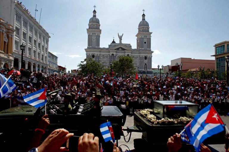 Cenizas de Fidel Castro llegan a su morada final en Santiago de Cuba
