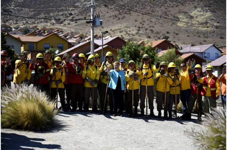 Bachelet junto a Brigadistas de CONAF hizo un llamado a la prevención para evitar incendios forestales
