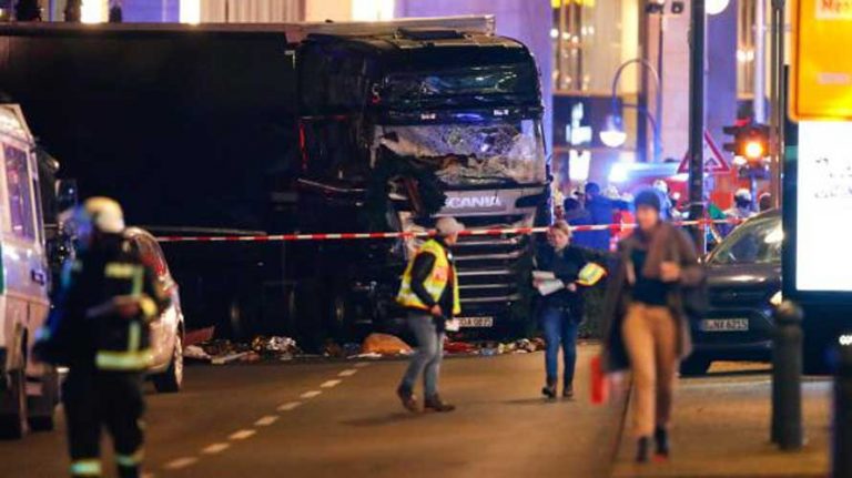 (ACTUALIZADO) URGENTE: Alemania, camión atropella a decenas de personas en tradicional mercado de Navidad en Breitscheidplatz, Berlín