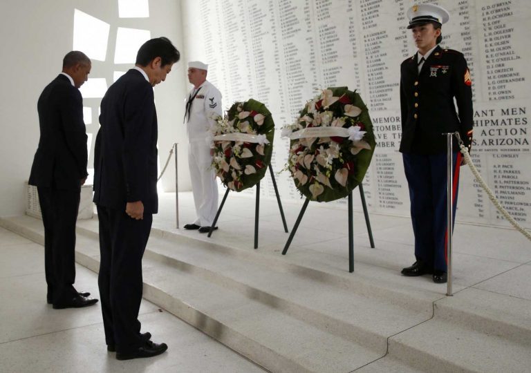 Histórico: Premier de Japón rinde homenaje a caídos en Pearl Harbor a 75 años del mortal ataque del entonces Imperio nipón