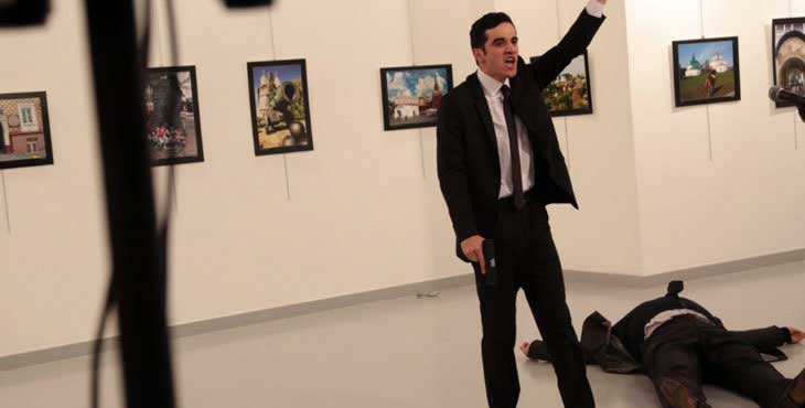 Turquía: Muere embajador de Rusia luego de ser baleado por atacante