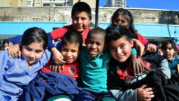 ¿Existe racismo y clasismo en Chile?: Estudio revela que se espera peor rendimiento de alumnos  “morenos” en los colegios