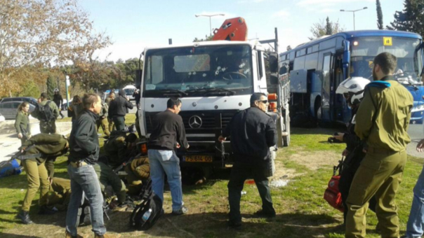 Palestino arrolla con camión a grupo de soldados israelíes en Jerusalén: cuatro muertos