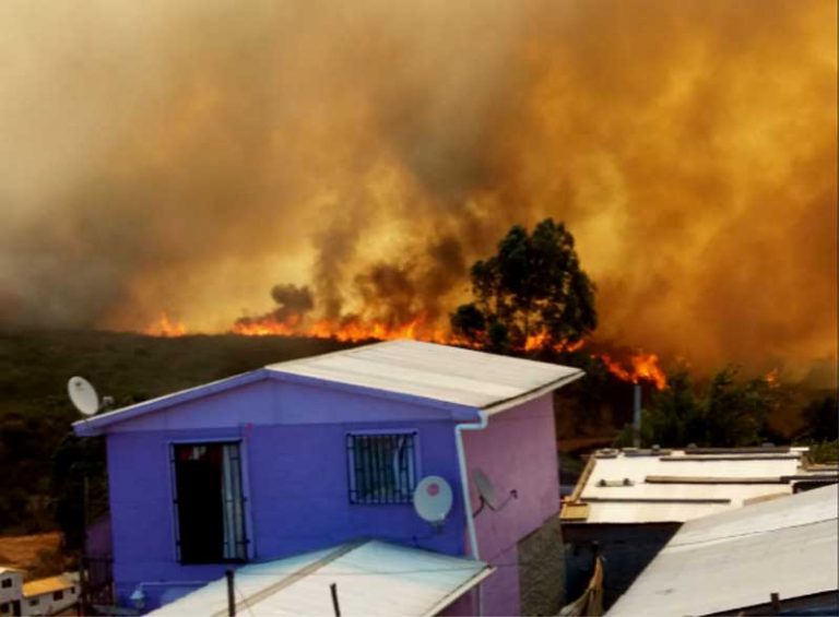 Incendio en Valparaíso deja casas quemadas y la evacuación de más de 300 personas