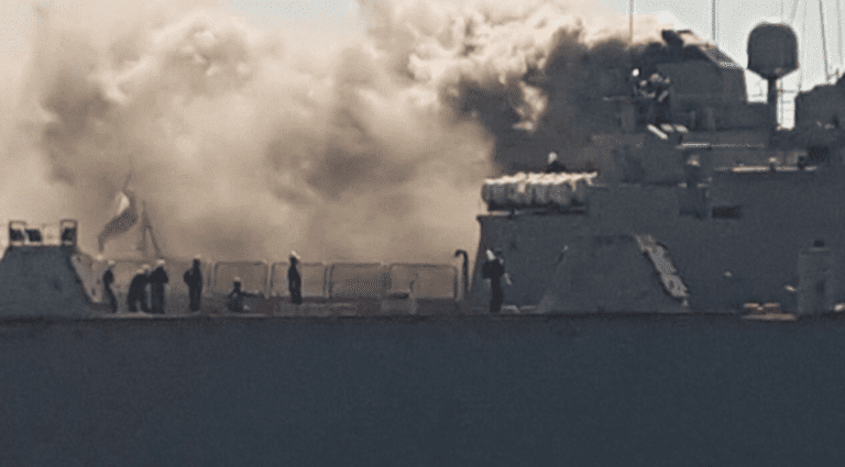 Controlan incendio en buque de la Armada que estaba en reparaciones en dique de Asmar en Talcahuano