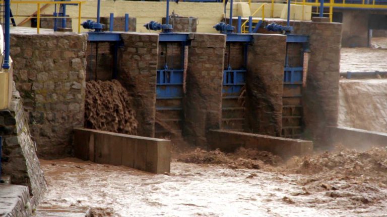 Aguas Andinas anuncia que en 2024 la capital tendrá reserva de agua de emergencia para 48 horas y no se repita lo de 2016 y 2017