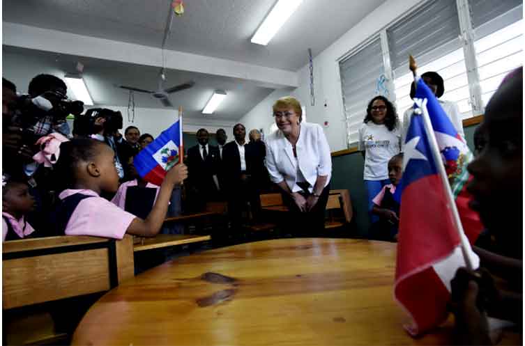 Bachelet en Haití: inaugura Escuela República de Chile y despide a las tropas de la Minustah