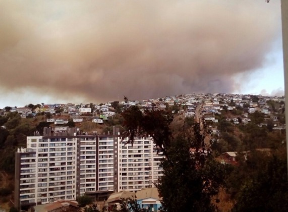 Onemi mantiene Alerta Roja en Valparaíso y Viña del Mar y ordena evacuación del campamento Felipe Camiroaga