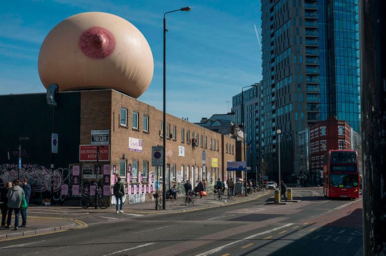 Pecho gigante aparece en Londres en forma de protesta