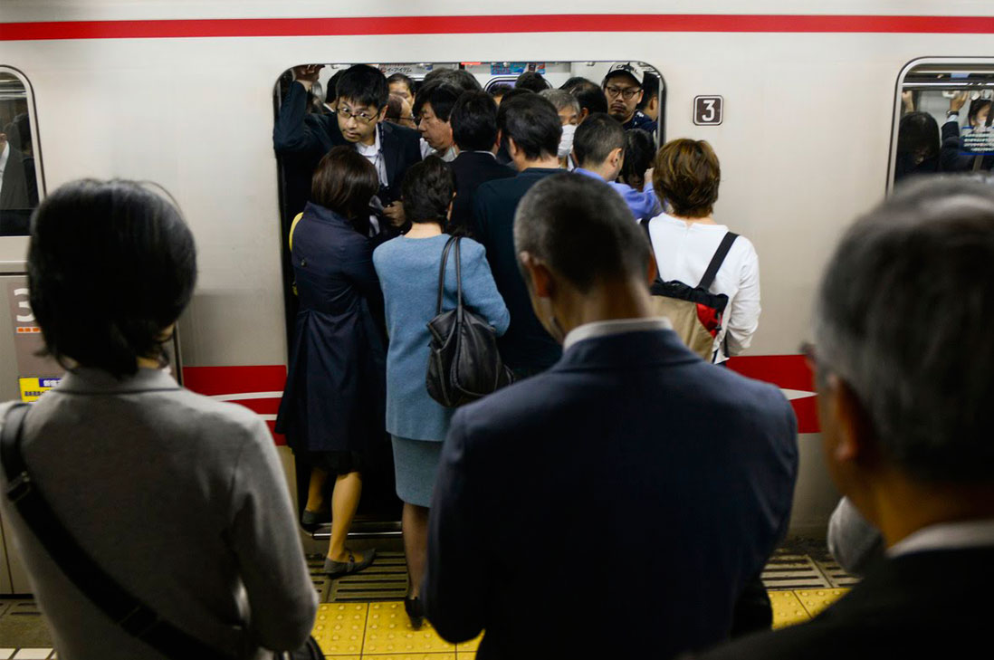 Fotógrafo retrata la hora punta en el metro de Tokyo | Infogate