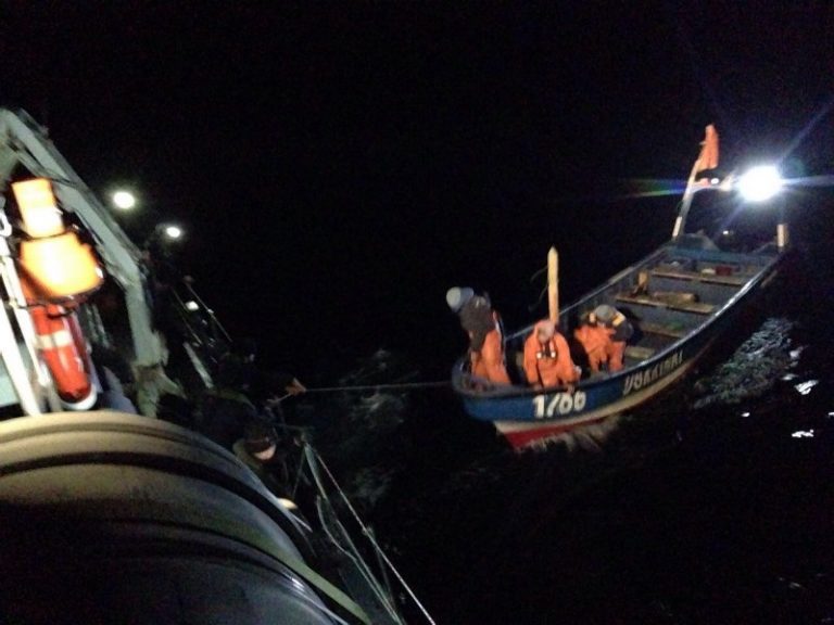 Armada rescató con vida a cuatro pescadores en Lebu