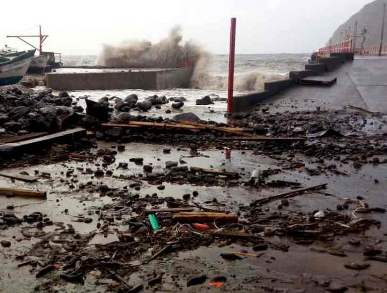 Juan Fernández azotado por temporal: Borde costero de la isla con muchos daños