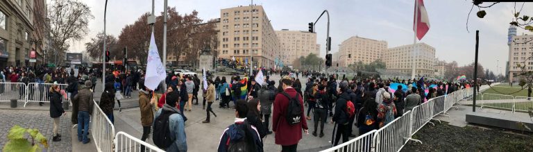 Súper lunes de protestas en torno a La Moneda: Taxistas, Bus de la Libertad, Bus de la Diversidad pusieron a prueba el centro cívico