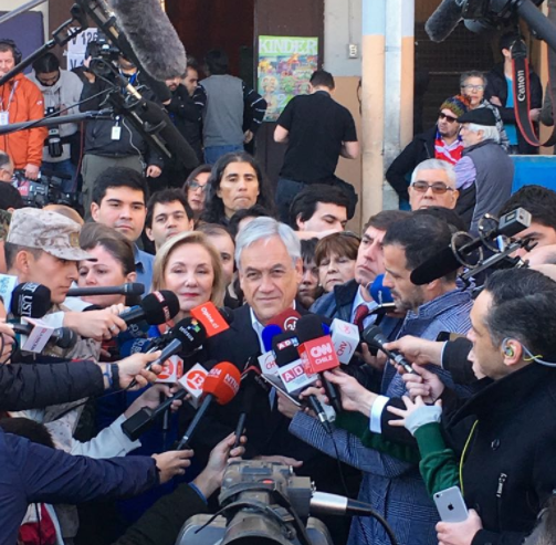 Primarias: Piñera vota en medio de gritos en su contra que lo tildan de “sinvergüenza”