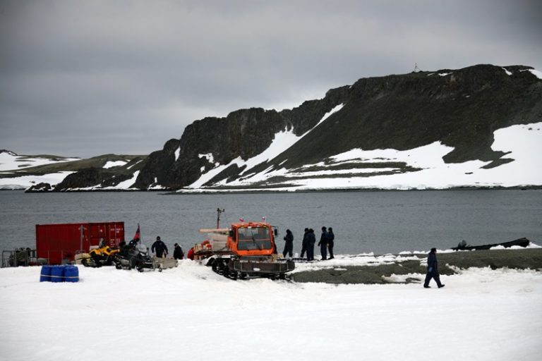 El grave error estratégico de Chile al cerrar escuela en la Antártica