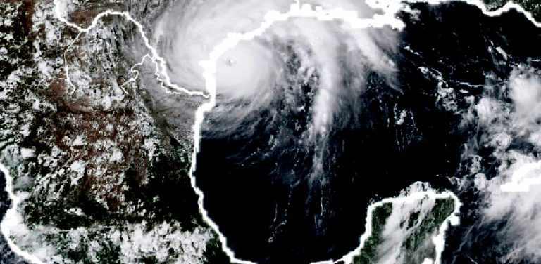 Huracán Harvey amenaza con provocar un “desastre” en Texas y la Casa Blanca advierte que es un “huracán mayor”