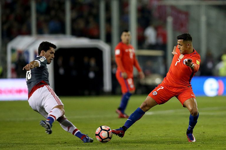 La Roja cae estrepitósamente ante Paraguay y con autogol del “Rey” Arturo, ahora se jugará el todo por el todo en La Paz