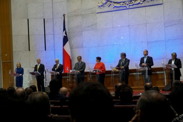 Prensa internacional dice: “Los ocho candidatos presidenciales de Chile se ven las caras en un primer debate”