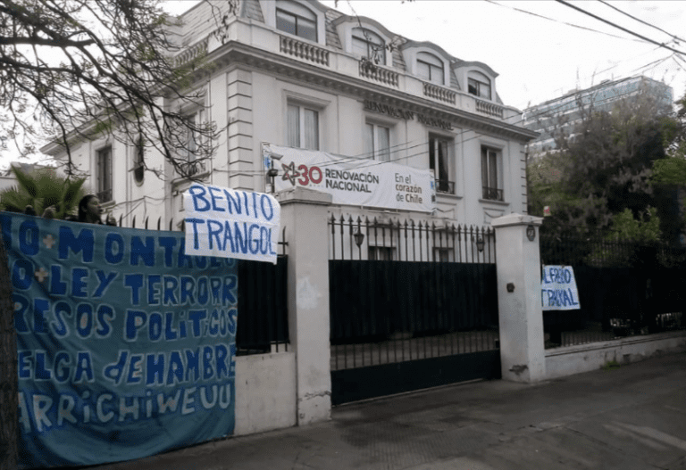 Mapuche se toman la sede de RN en solidaridad a cuatro comuneros en huelga de hambre