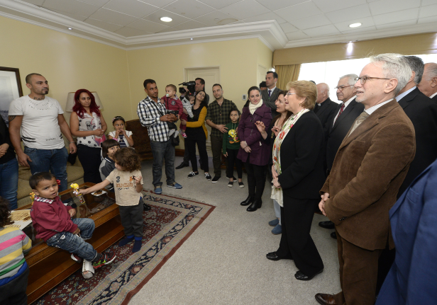 Bachelet da la bienvenida a 14 familias sirias que recibirán refugio en Chile