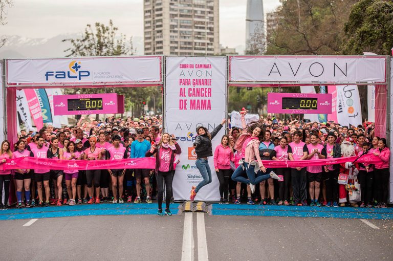 Más de 5 mil personas desafiaron el frio y la lluvia en corrida contra el cáncer de mama