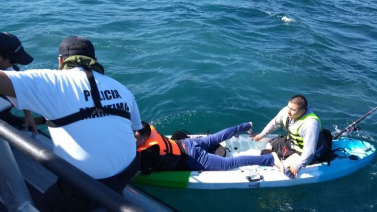 Armada rescata a kayakistas en Laguna Verde