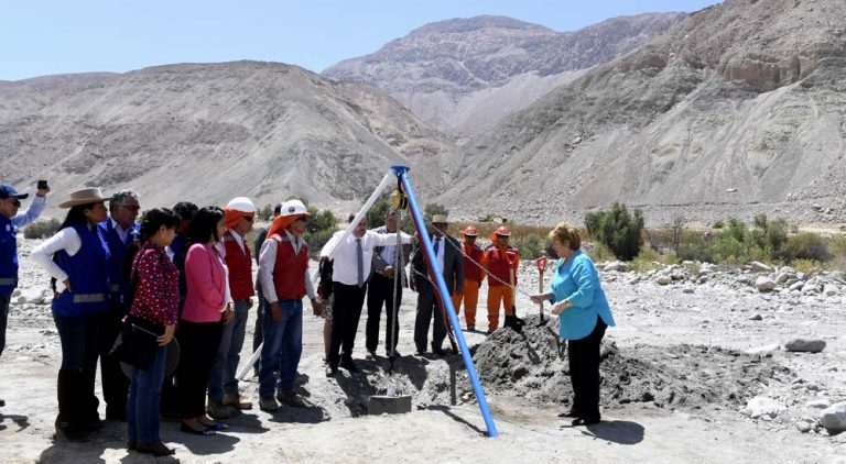 Bachelet al iniciar obras en Embalse Chironta, Arica, le pegó su “repasada” a Piñera: “Es la forma de invertir como país: pensando en resultados de mediano y largo plazo”