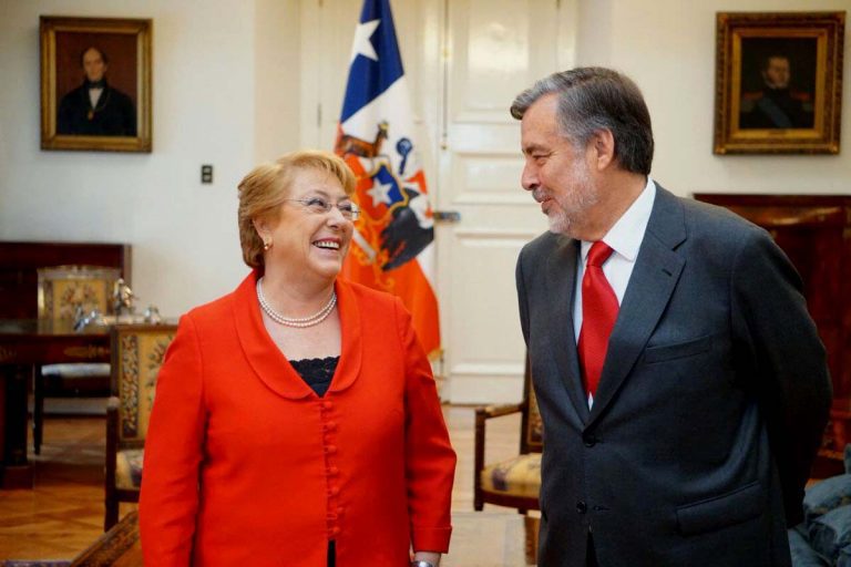 Bachelet se reúne con Guillier y entrega fuerte señal de unidad para enfrentar el balotaje