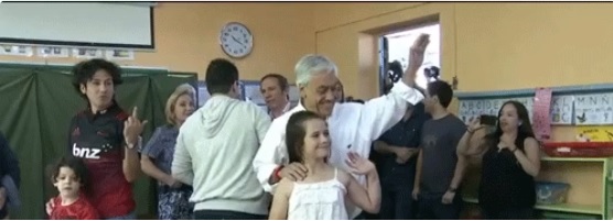 Piñera vota y detrás un hombre le hace un “hoyudo” que nadie percibió