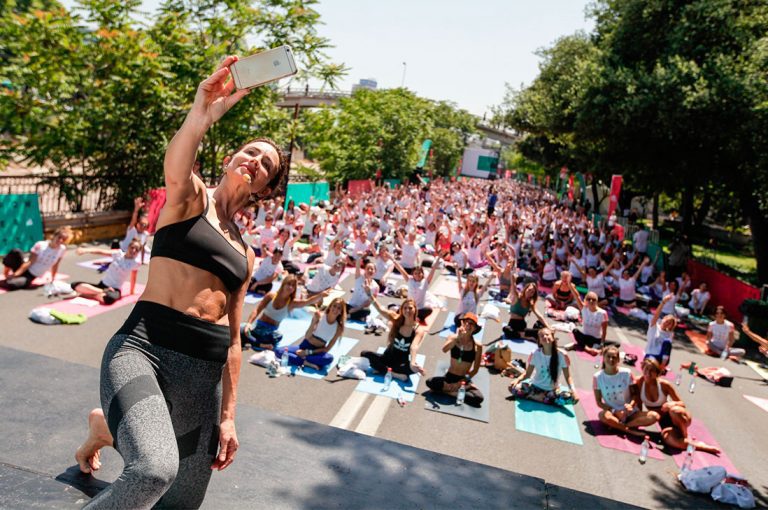 Clase masiva de Yoga al aire libre convocó a más de dos mil mujeres