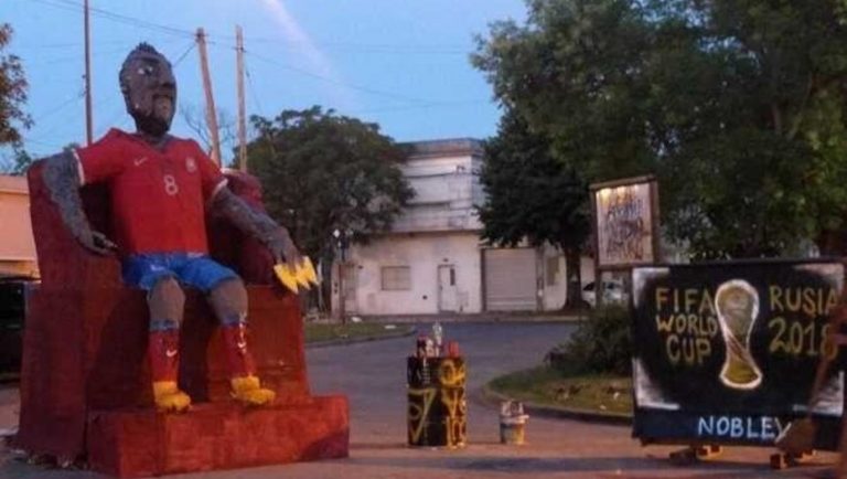 En Argentina se ríen de “Rey Arturo” y le dedican mono gigante para tradicional quema en fiesta de Año Nuevo