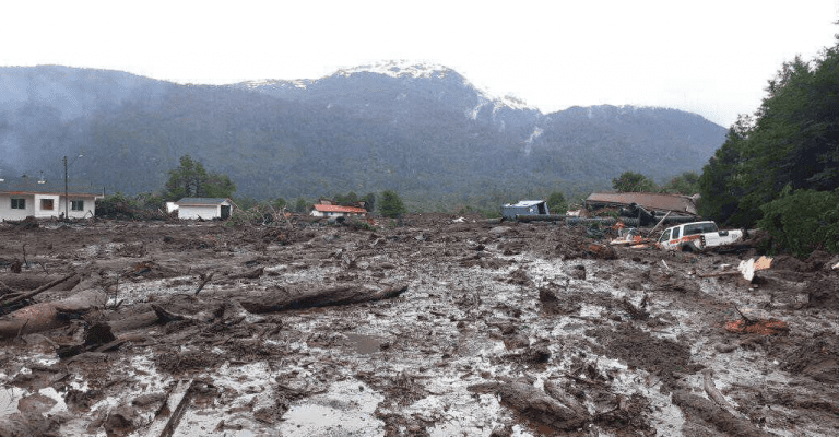 Tres muertos y 15 desaparecidos deja aluvión en Chaitén