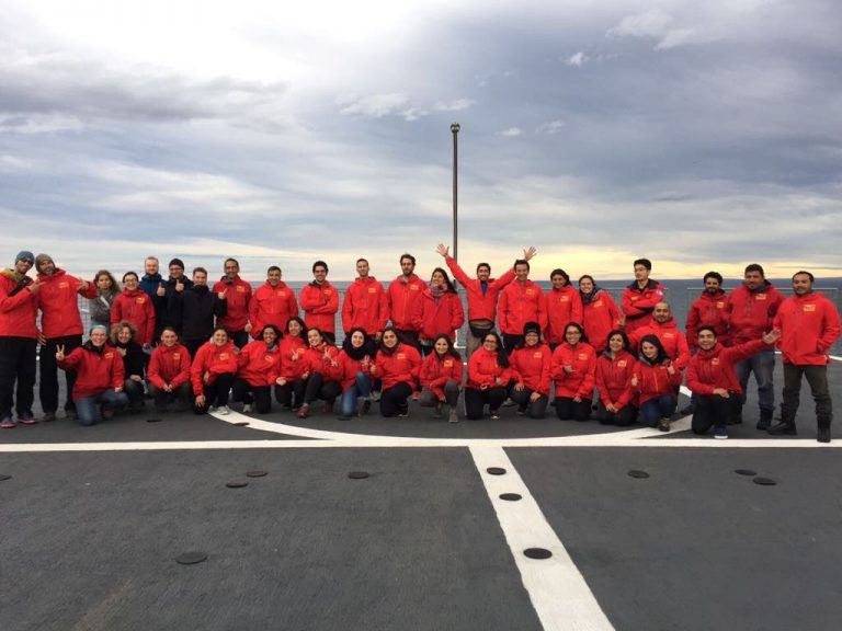 A bordo del Aquiles de la Armada de Chile se inició la 54° Expedición Científica Antártica