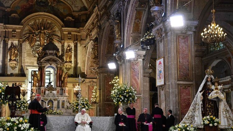 Nuevamente el Papa aborda el tema de los abusos por parte de curas: “Ir vestido de cura se está pagando caro”