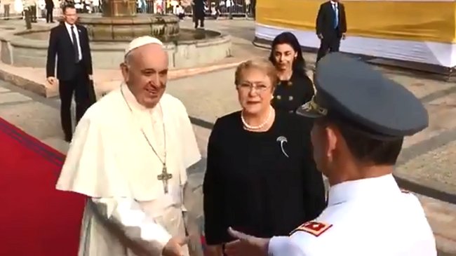 Presidenta Bachelet recibe al Papa Francisco en La Moneda con ceremonia oficial: “Hoy le abrimos las puertas de Chile a un amigo”